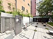 落ち着きのある温かな風情のエントランスは、訪れる方々を優しく包み込み、心地よい空間を演出しています。