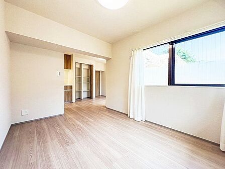 角住戸の開放感と独立性を謳歌するLDK。華やいだ気分で心満たされる、そんな空間です。