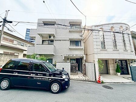 タイル貼りの綺麗な外観。流行に左右されず、将来にわたって価値が継続する上質な佇まい。
