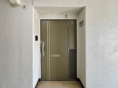 毎日出入りに使う玄関は外出する時は爽やかに、帰宅するときはホッとする落ち着いた空間へ。