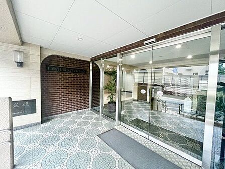すっきりとしたエントランスは、明るく見通しが良いので防犯面でも安心して出入りして頂けます。