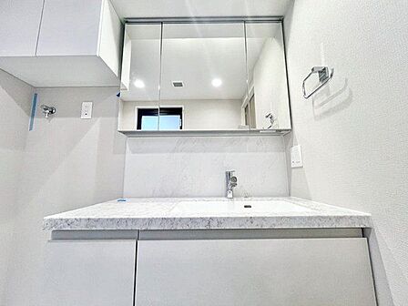 収納量豊富な三面洗面化粧台。スッキリと見映えの良い空間に。