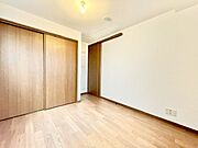 ナチュラルカラーのフローリングのお部屋は、温かみを感じさせリラックスをもたらす効果があります。