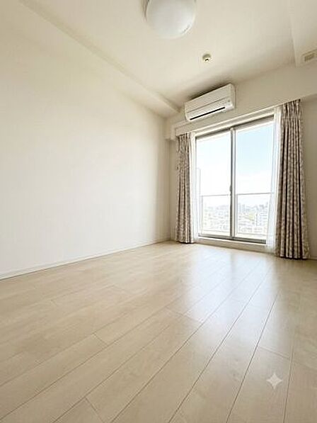 開口部が広くたくさんの陽を取り入れます。窓を開ければ気持ちよい風が舞い込んできて開放的な空間を演出。