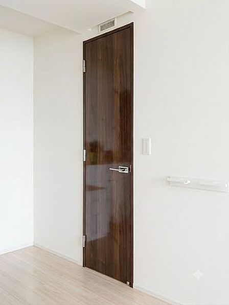 充分な収納スペースを確保。居室内に余計な家具を置く必要がないので、シンプルですっきりとした暮らし。