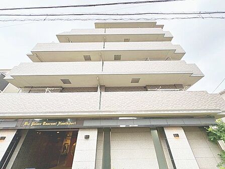 環境に調和した気品漂う外観。落ち着きのある上質な空間へといざないます。