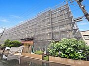 街に溶け込む美しい佇まい。穏やかな暮らしが叶う住環境です。（空の加工を生成AIで行っています）