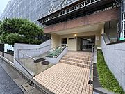 落ち着きのある温かな風情のエントランス。ゆったりとした時間をお過ごしください。