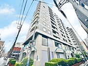 住まう方々が歳月をかけて育んだ豊かな歴史を感じるマンション。気品溢れる佇まいが暮らしを素敵に変える。（空の加工を生成AIで行っています）