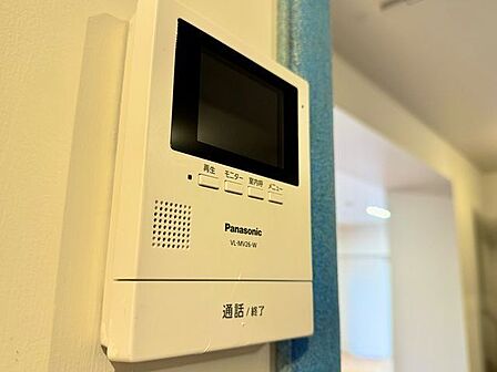 来訪者の確認ができるモニター付きインターホン完備。