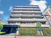 デザイン性と暮らしやすさを両立。センスの光るリニューアル空間。（空の加工を生成AIで行っています）