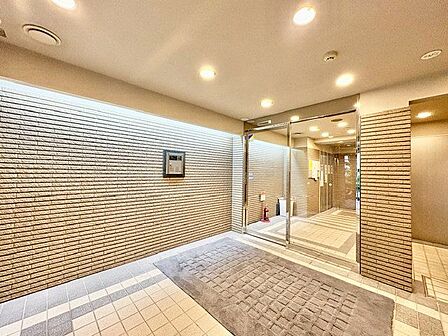 外と内をつなぐエントランスは、まさに顔となる場所。シンプルながらも上質な空間を作り出します。