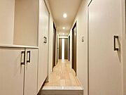 毎日出入りに使う玄関は外出する時は爽やかに、帰宅するときはホッとする落ち着いた空間へ。