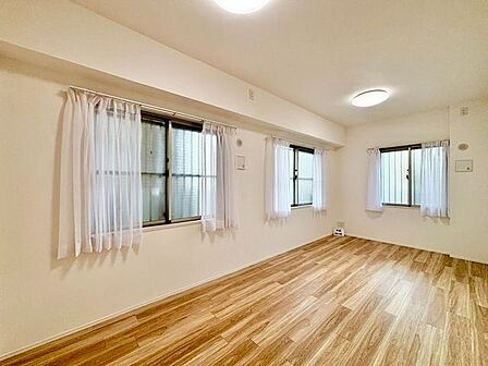 開口部が広く、たくさんの陽を取り入れます。開放的な空間を演出します。