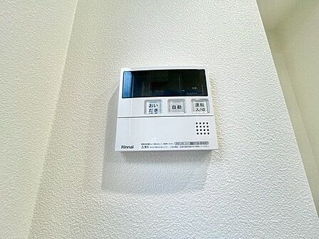 キッチンから追炊きができるリモコン。多彩な機能満載のリモコンは、毎日のお湯ライフをより楽しく便利に。