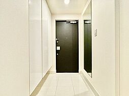 玄関扉を開けると広々としたスペースがあります。収納スペースも十分です。