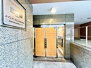 無駄のないすっきりとしたアプローチが、ゆとりある落ち着いた住空間へと誘います。