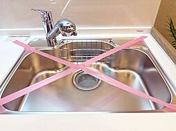 キレイなお水がいつでも、安心して飲める浄水器内蔵型水栓付き。