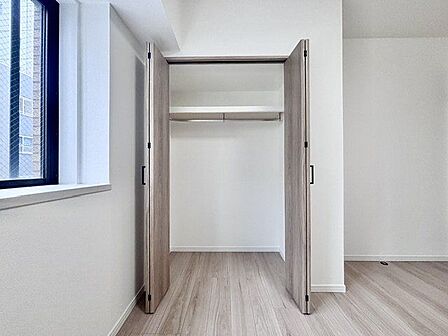 充分な収納スペースを確保。居室内に余計な家具を置く必要がないので、シンプルですっきりとした暮らし。