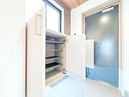 玄関ドアを開けると、明るい室内がお出迎え。毎日の帰宅が楽しみになりそうです。