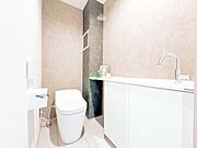 美しく高機能なタンクレスタイプを採用。手洗いカウンター付です。