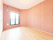 思わず目を引くアクセントクロスをポイントとして取り入れた明るいお部屋。
