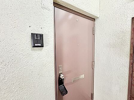 毎日出入りに使う玄関は外出する時は爽やかに、帰宅するときはホッとする落ち着いた空間へ。