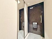 上質感漂うゆとりの広さの玄関スペース。安らぎに満ちた生活空間を予感させてくれます。