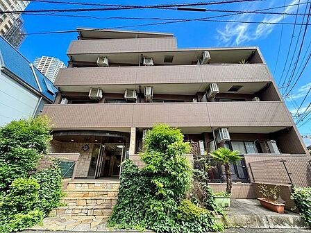 街並みに自然と馴染む色を基調とした外観は、温かみのある色合いが全体を包み、やさしい雰囲気を感じます。(空の加工を生成AIで行っています)