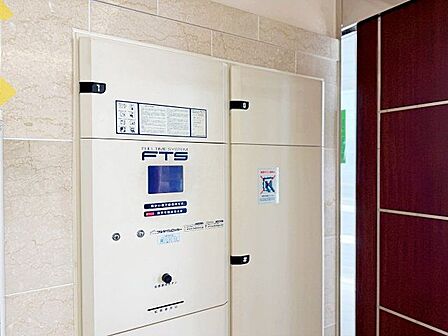 お仕事やお出かけで荷物が受け取れない時も大変便利な宅配ボックス完備。