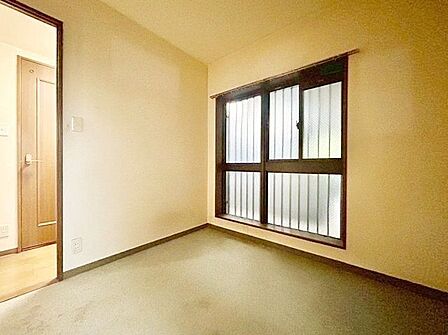 開口部が広くたくさんの陽を取り入れます。窓を開ければ気持ちよい風が舞い込んできて開放的な空間を演出。