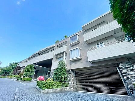 高貴な雰囲気を纏う外観。クオリティを追求した快適な空間が住まう方の心を満たします。