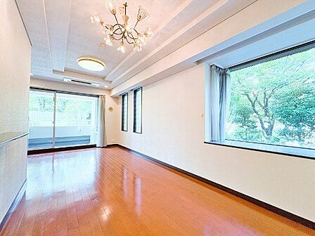 窓越しに射し込む自然光が風合い豊かな室内を照らし出し、落ち着きのある上品な空間を演出します。