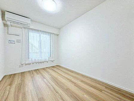 様々なテイストのインテリアと合わせやすいシンプルな内装。