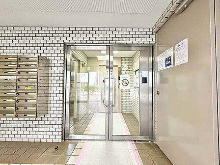趣のある風情のエントランス。美しさが色あせない愛着の湧く佇まい。