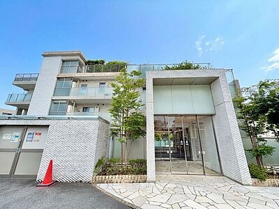 外観:閑静な住宅街に佇む重厚感のある低層マンション。ゆったりと落ち着いた時間をお過ごしいただけます。(空の加工を生成AIで行っています) 外観:閑静な住宅街に佇む重厚感のある低層マンション。ゆったりと落ち着いた時間をお過ごしいただけます。(空の加工を生成AIで行っています)