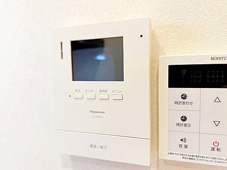 来訪者の確認ができるモニター付きインターホン完備。