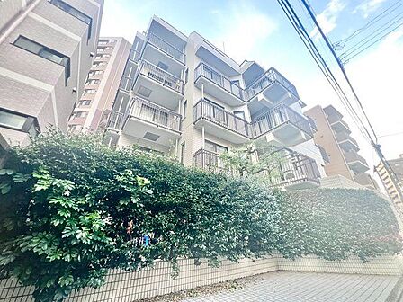休日にショッピングを愉しんだり、美味しいものを食べたり、そんな彩りある暮らしが享受できる立地です。