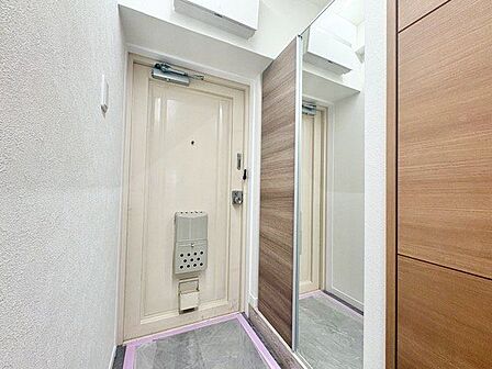 毎日出入りに使う玄関は外出する時は爽やかに、帰宅するときはホッとする落ち着いた空間へ。