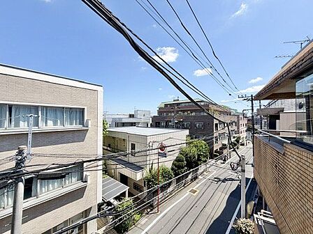 正面の建物とは距離が取れており、爽やかな風を感じていただけると思います。