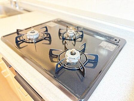 三口コンロで、お料理の効率もアップ。使い勝手の良さを考えました。フラット天板で、お手入れもラクラク。