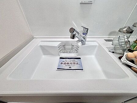 キレイなお水がいつでも安心して飲める浄水器付。