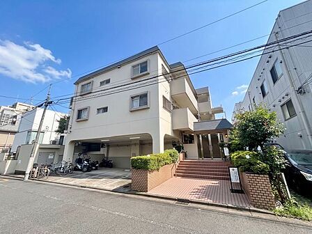 明るさとぬくもりを感じる、落ち着いた佇まい。ずっと色あせない、愛情の持てる外観。(空の加工を生成AIで行っています)