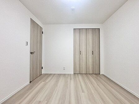 ナチュラルカラーのフローリングのお部屋は、温かみを感じさせリラックスをもたらす効果があります。