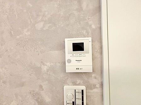 来訪者の確認ができるモニター付きインターホン完備。