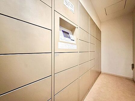 お仕事やお出かけで荷物が受け取れない時も大変便利な宅配ボックス完備。