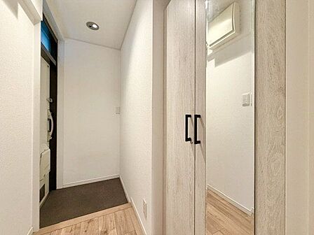 毎日出入りに使う玄関は外出する時は爽やかに、帰宅するときはホッとする落ち着いた空間へ。