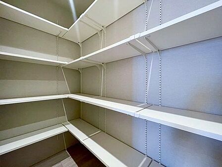食品のストックなど、パントリーとして使用できる便利な収納スペース。