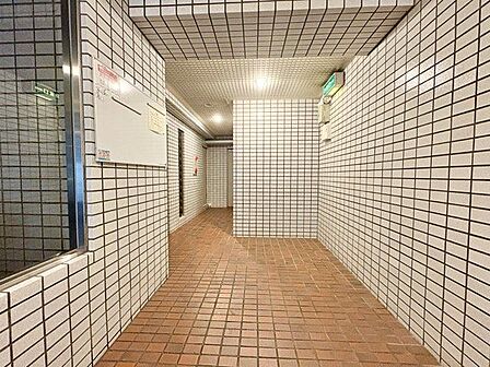 外と内をつなぐエントランスは、まさに顔となる場所。シンプルながらも上質な空間を作り出します。