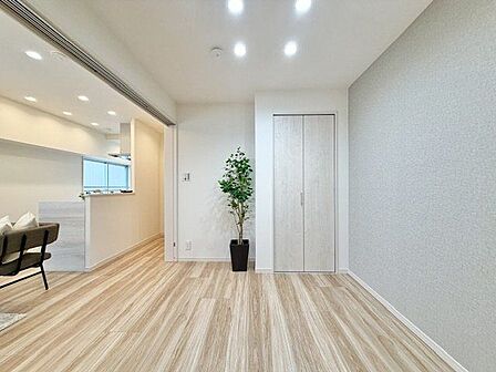 収納家具を置く必要がなく、空間を広く使えます。